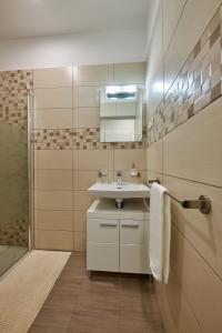 A bathroom at Le Monde Apartment Bratislava - amazing 5BDR in downtown Még 37 kép