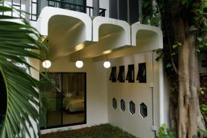 uma casa moderna com uma escada com luzes em The Locals Chiang Mai em Chiang Mai