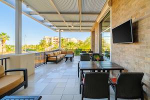 TV a/nebo společenská místnost v ubytování Hyatt Place Los Cabos