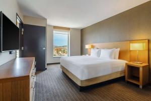 Postel nebo postele na pokoji v ubytování Hyatt Place Los Cabos