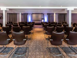 Walton Hall Hotel & Spa by Sunday في ويليسبيورن هاستينغز: غرفة مؤتمرات مع كراسي وشاشة عرض +101 صورة