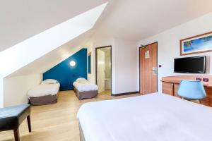 En eller flere senge i et værelse på Comfort Hotel Evreux