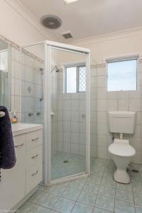 Un baño con ducha, inodoro y lavabo. en Jamaica Holiday Units, en Forster 29 fotos más