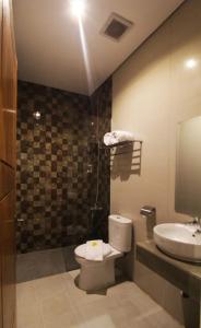 un bagno con un water e un lavandino di Onesouth Boutique Hotel Pulau merah a Banyuwangi
