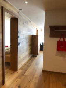 ツェルマットにあるHaus Alsuki Bellevueの木のアクセントの壁の客室とベッドルーム1室が備わります。