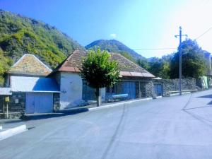 una calle vacía con casas al lado de una montaña en Guesthouse Ilisu, en Qax