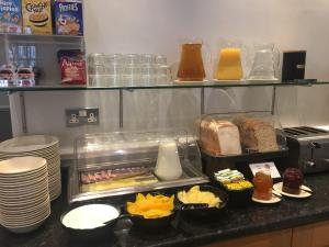 blat kuchenny z jedzeniem w miseczkach i talerzach w obiekcie Columbus Hotel w Londynie