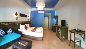 een hotelkamer met 2 bedden en een bank bij Simple Life Resort Koh Tao in Ko Tao