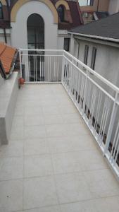 un balcón con una barandilla blanca en una casa en Самостоятелен етаж от къща за гости en Haskovo