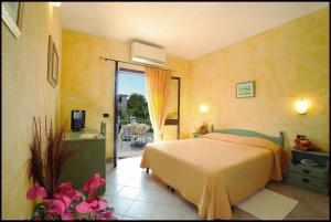 Postel nebo postele na pokoji v ubytování Albergo Residenziale Gli Ontani + 37 fotografií