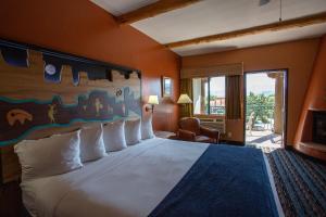 Postel nebo postele na pokoji v ubytování Southwest Inn at Sedona + 37 fotografií