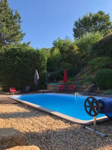 una piscina en un patio con una escopeta en Maison avec piscine privative, en Nyons