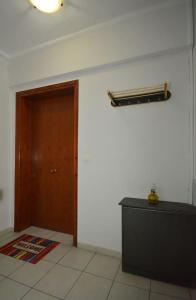 Habitación con puerta, mesa y suelo en Andriannas apartment-parking lot included, en Patra