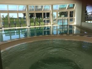 Basen w obiekcie THERMEN - APARTMENT BIODORF Bad Waltersdorf lub w pobliżu