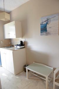 Kuchyň nebo kuchyňský kout v ubytování Kalydna Island Hotel