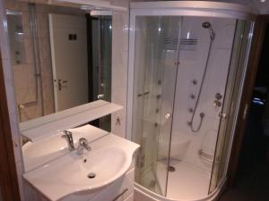 a bathroom with a sink and a shower at Eichenthal Ferienhaus in Geilenkirchen