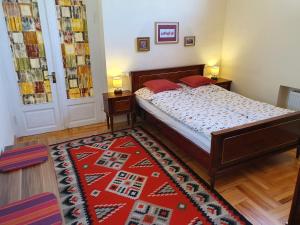 - une chambre avec un lit et un tapis rouge dans l'établissement Odo's House in Tsinandali, à Tsinandali