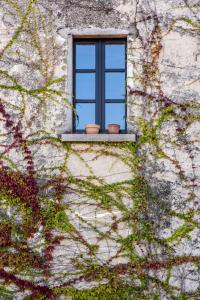 two pots on a window sill on a building at Hotel Locanda Dei Mai Intees in Azzate