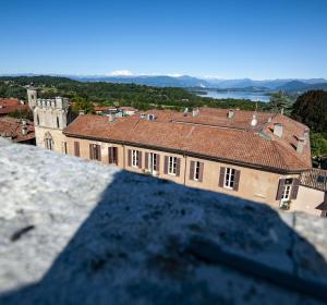 - une vue depuis la tour d'un bâtiment avec toits dans l'établissement Hotel Locanda Dei Mai Intees, à Azzate
