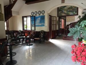 un vestíbulo con sofás y sillas en un edificio en Khách sạn nam đông, en Quang Tri