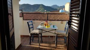 einen Tisch und Stühle auf einem Balkon mit Aussicht in der Unterkunft Piero's Apartment Cardedu in Cardedu