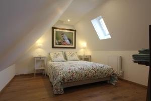 1 dormitorio con 1 cama y 2 mesas con lámparas en Chambre chez l'habitant - L Écureuil - Cœur de Riquewihr - 2 personnes, en Riquewihr