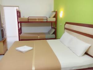 Dindings Pantai Desair Apartment By DPD tesisinde bir ranza yatağı veya ranza yatakları