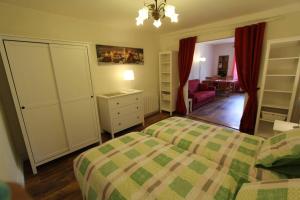 1 dormitorio con 2 camas y sala de estar en Gîte L Écrin - Cœur de Riquewihr - 4 personnes, en Riquewihr