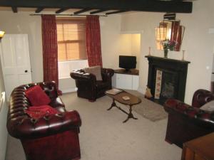 A television and/or entertainment centre at Lark Cottage