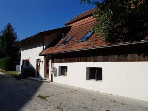 un bâtiment blanc avec un toit brun dans l'établissement Apartment Dorfstrasse 16, à Leuzigen