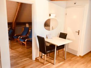 Un comedor con mesa y sillas en Hotel Central, en Ginebra