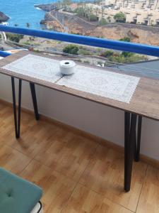 una mesa con vistas al océano en Studio Overlooking The Ocean, en Playa Paraiso