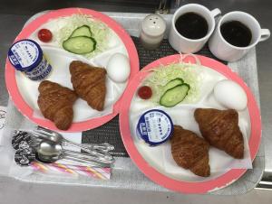 zwei Teller mit Eiern und Gemüse darauf. in der Unterkunft Hotel Orchid (Adult only) in Kurashiki