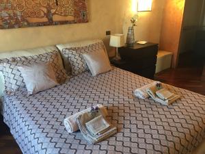 Кровать или кровати в номере Feeling at Home - Varese Apartment