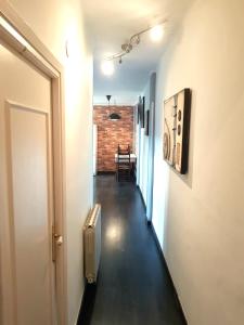 un pasillo con una habitación con una puerta y una pared de ladrillo en Apartamento Acogedor Bilbao, en Bilbao