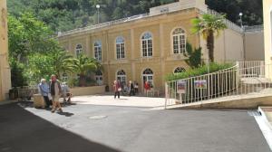 un grupo de personas parados fuera de un edificio en Cures et Vacances à Amélie Les Bains, en Amélie-les-Bains-Palalda