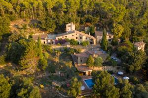 una vista aérea de una casa grande con piscina en Masia Can Pou, en Canet d'Adri