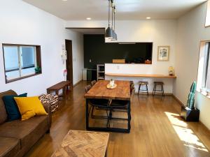 ein Wohnzimmer mit einem Sofa und einem Tisch in der Unterkunft Cactus Inn in Miyazaki