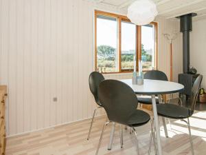 - une salle à manger avec une table et des chaises dans l'établissement 4 person holiday home in Fan, à Fanø