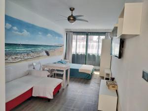 pokój z łóżkiem i pokój z plażą w obiekcie Apartamento muy cercano a playas y pueblo Puerto del Carmen w Puerto del Carmen