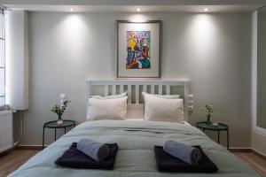 A bed or beds in a room at modern city center maisonette