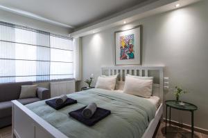 A bed or beds in a room at modern city center maisonette