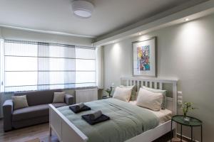 A bed or beds in a room at modern city center maisonette