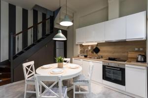 A kitchen or kitchenette at modern city center maisonette Még 12 kép