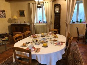 ein Esszimmer mit einem Tisch mit Essen drauf in der Unterkunft Chambres d'hôtes Ferme de Gayri in Vielle-Aure