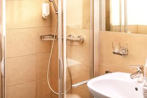 un bagno con doccia e lavandino di Der Seebacherhof a Tauplitz
