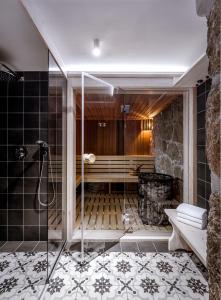 a bathroom with a shower and a tub at Dom Nad Wodospadem pod Śnieżnymi Kotłami in Jagniątków