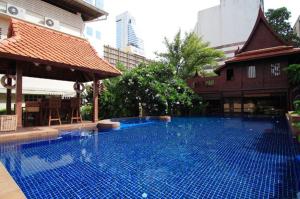 una gran piscina azul en un edificio en Rose Hotel, en Bangkok