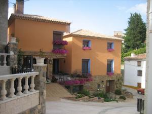 a house with pink flowers on the balconies at Casa Rural Los Pedregales in Carenas