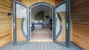 uma porta aberta numa sala com um quarto em Millview Meadow Retreats em Great Yarmouth